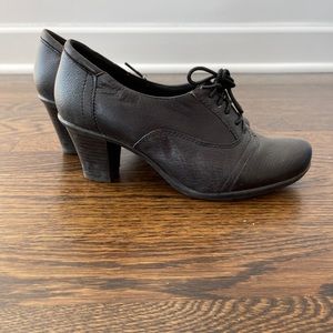 G.H. Bass & Co Women’s lace up shoes size 6